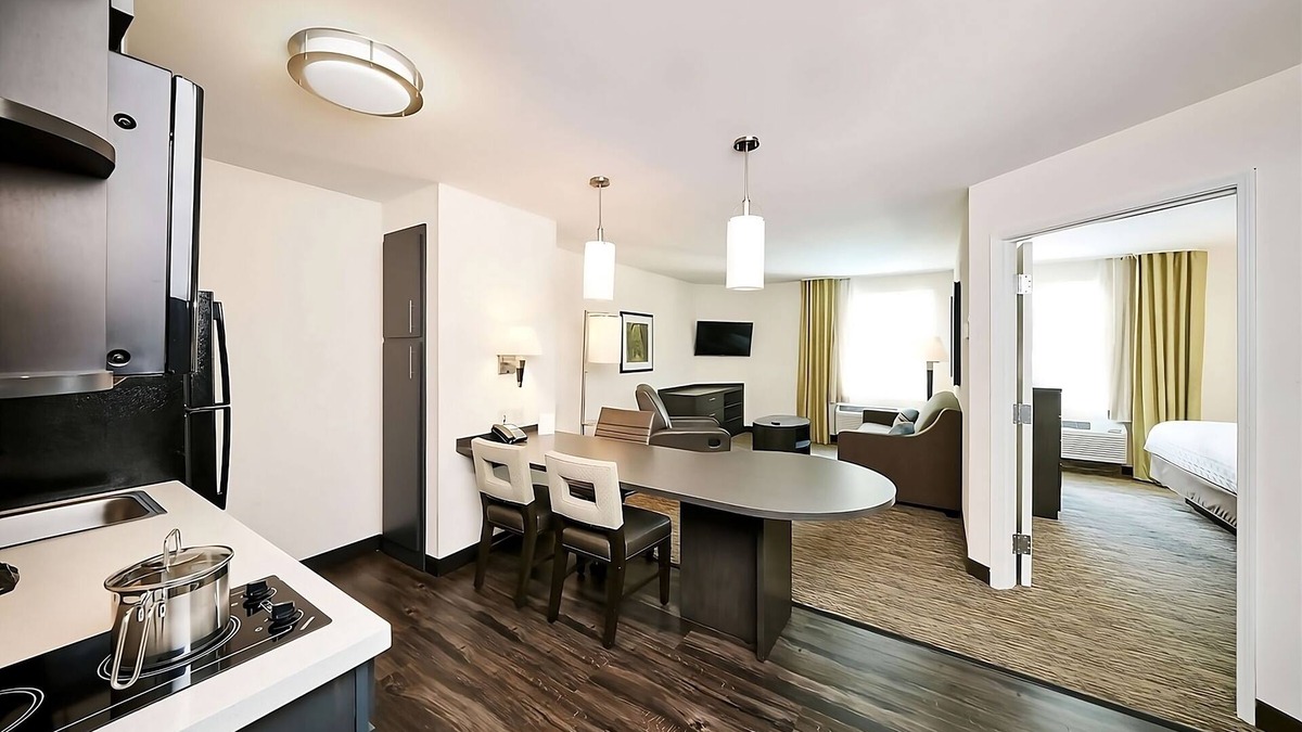 Southfield Resort | Better Choice For Your Vacation! 2 Family-friendly Rooms w/Large Living Area