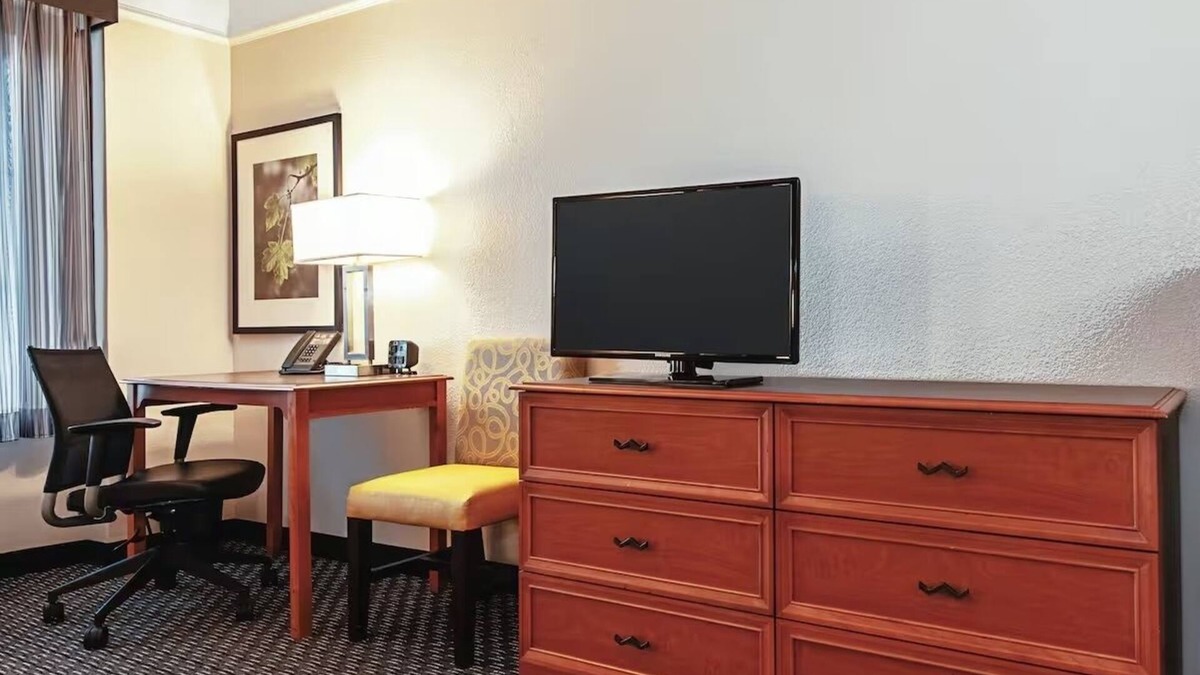 Guasti Hotel | Better Choice For Your Vacation! 2 Great Units Close to iFLY Indoor Skydiving!