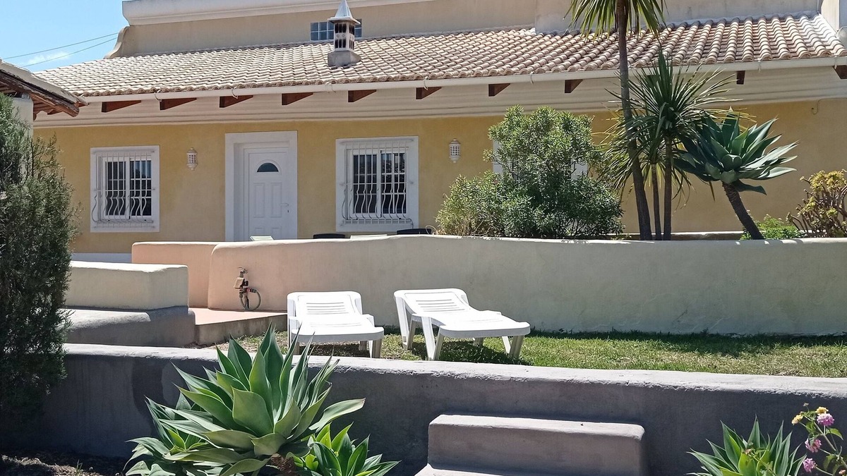 Lagoa e Carvoeiro House | better than a flat, a small country house with its own garden close to the beach