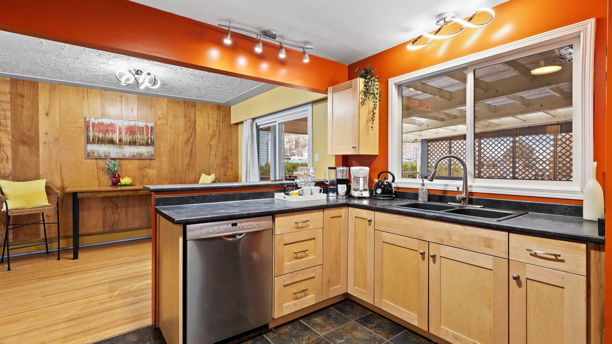 City Centre House | Betty-Lou's Bungalow- Spacious 4 bedroom, 4 bathroom Home