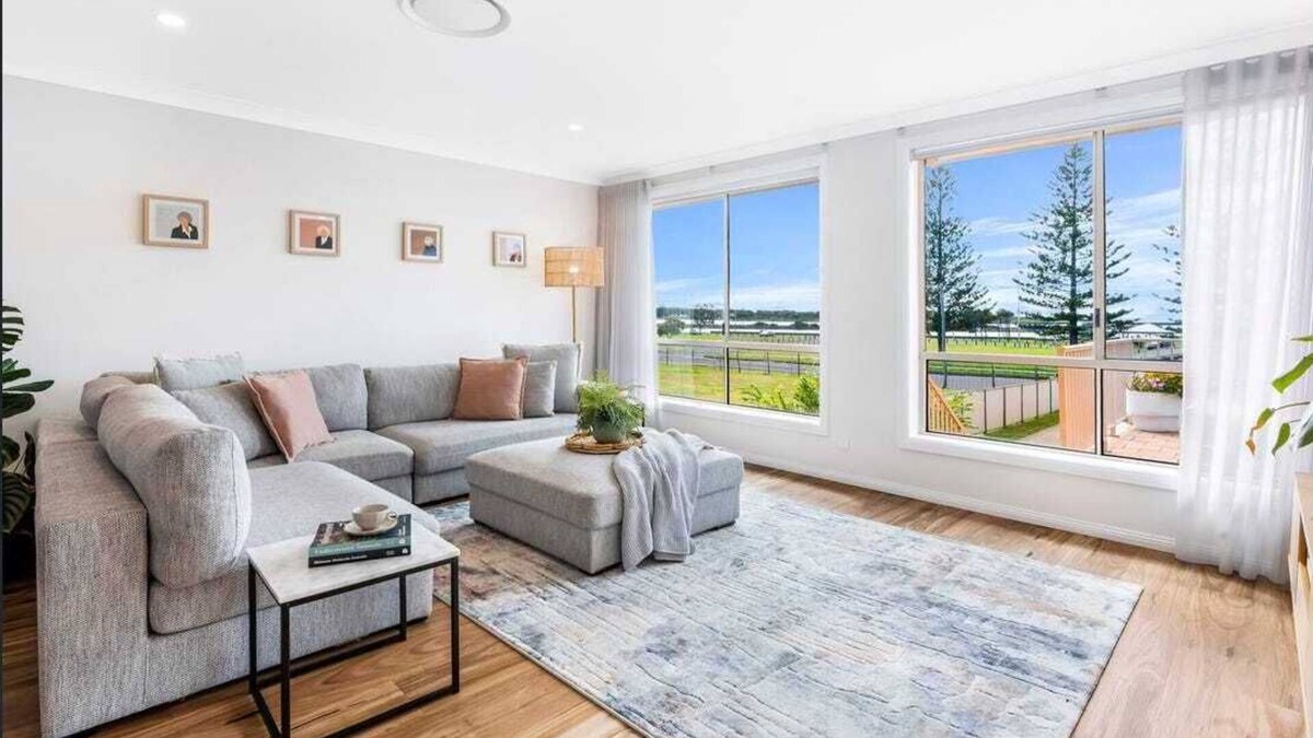 Lake Illawarra House | Betty: Luxe at the seaside - Lake Illawarra foreshore and Warilla Beach