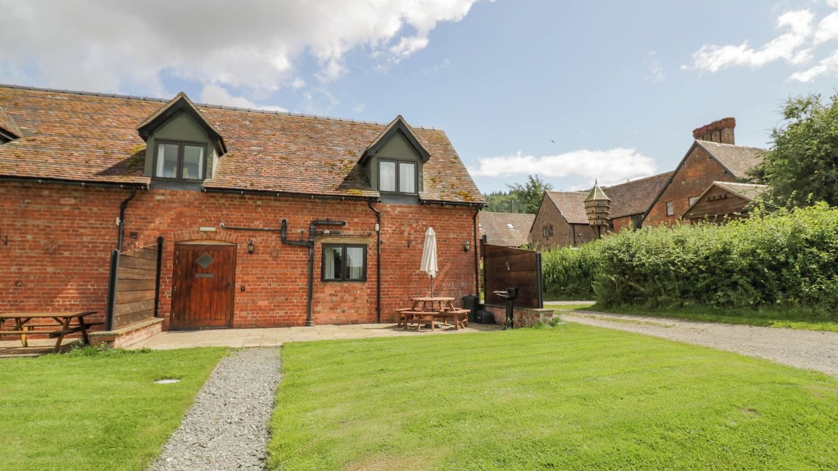 Acton Scott Cottage | BETTY'S BARN, pet friendly, with a garden in Eaton-Under-Heywood