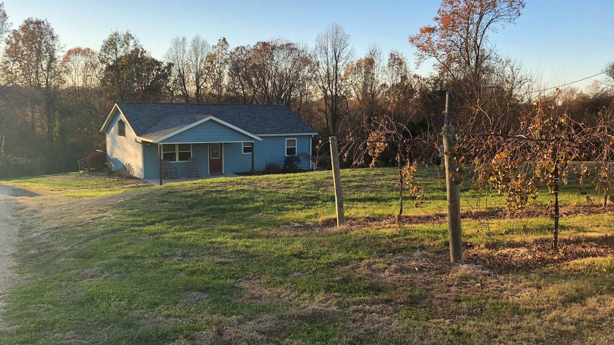 Alto Pass House | Betty's Vineyard House - On the Shawnee Wine Trail - Walk to/from the Winery!