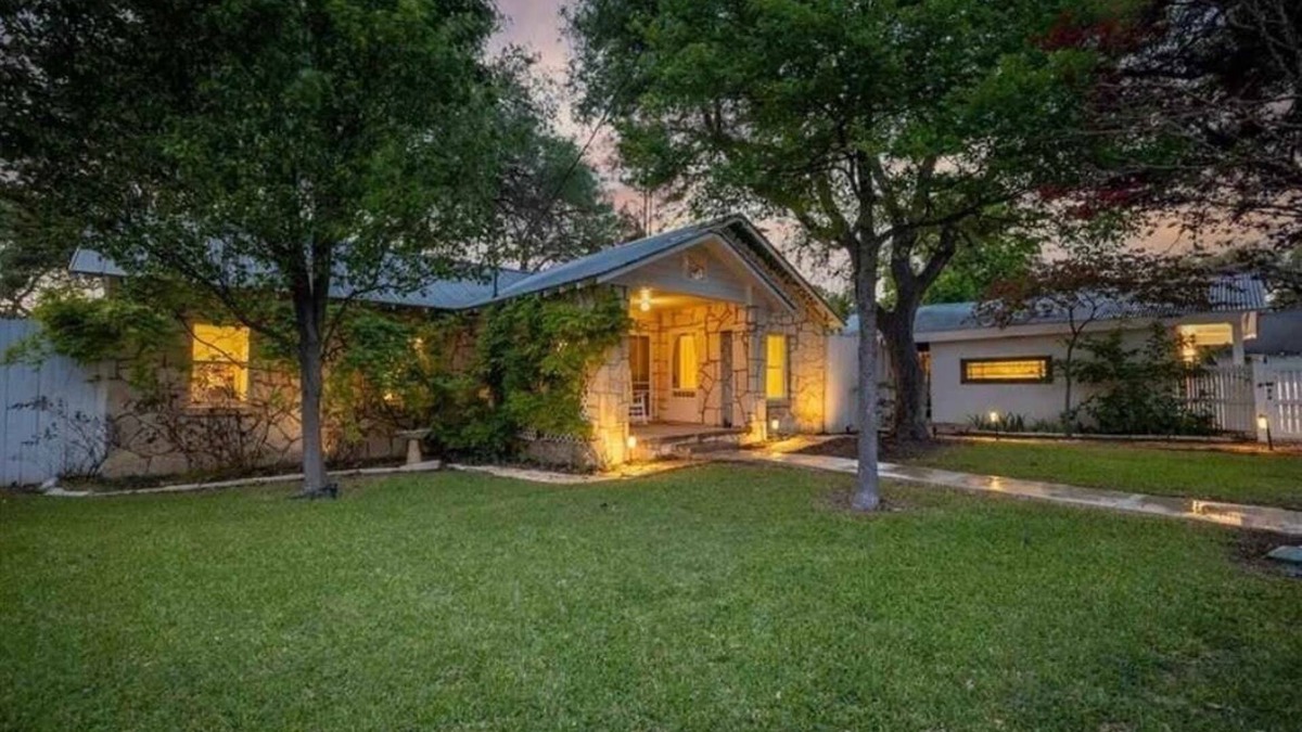 Dripping Springs House | BettyJo - Historic Downtown/Outdoor Oasis & Hot Tub