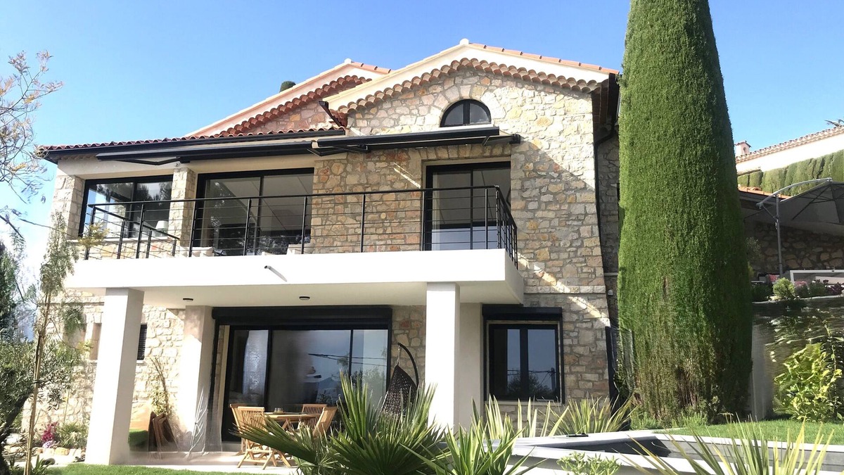 Mougins Apartment | Between CANNES and GRASSE In the heart of MOUGINS garden level 3 rooms swimming pool