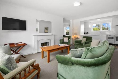Mitcham House | Between City & Hills