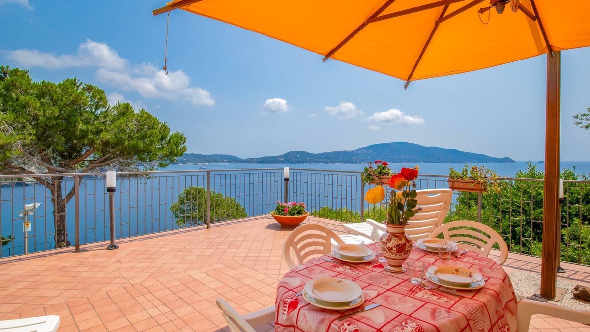 Lacona Villa | Between dreams and stars, Villa Capo Stella stands majestically on the cliff and is embraced by the