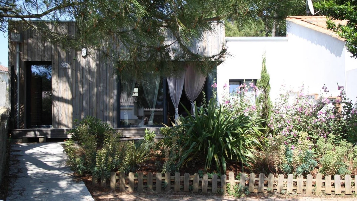 La Tranche-sur-Mer House | Between dunes and forest 200 meters from the beach in a private residence.