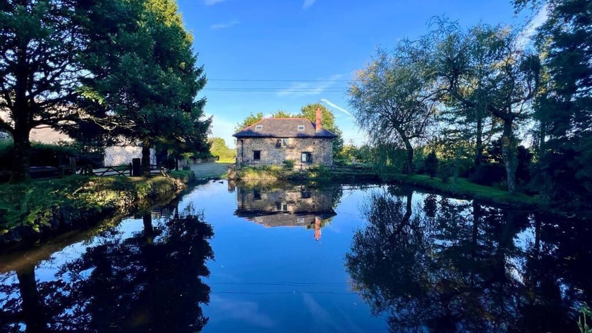Worlington Cottage | Between Exmoor and Dartmoor Luxurious Cottage on 15th Century Farm with Pool