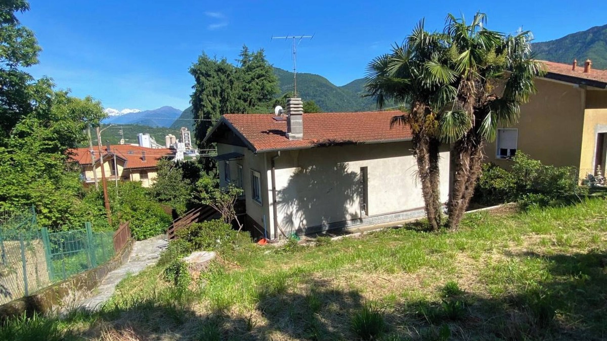 Gemonio House | Between lakes and mountains a detached cottage with garden and view.