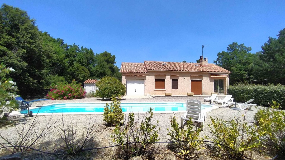 Regusse House | Between Land and Lake, a peaceful and perfectly equipped residence.