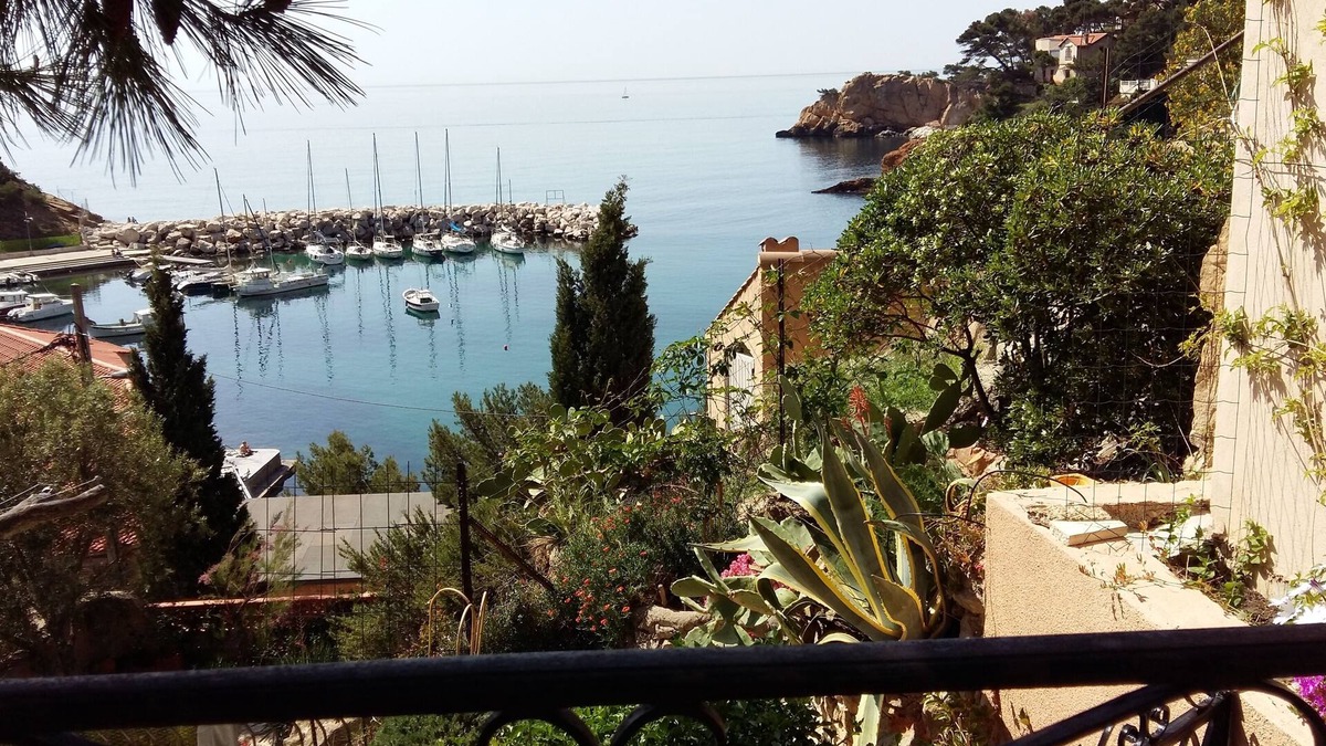 Ensues-la-Redonne House | between SKY, SEA and HILLS