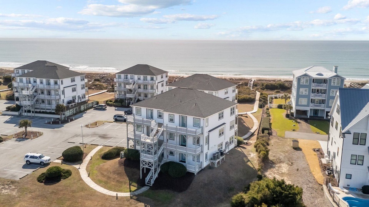 Emerald Isle Condo | Between The Blue - Oceanside 2B/2B Condo w/Pool