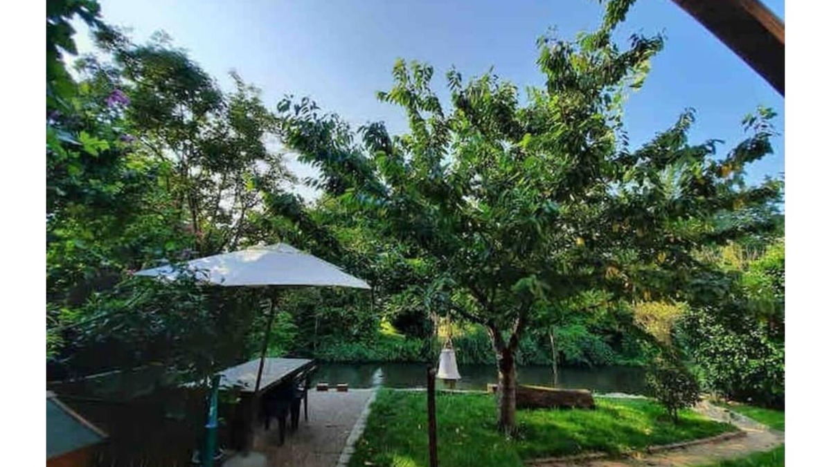 Plobsheim House | Between town & country (garden with river)