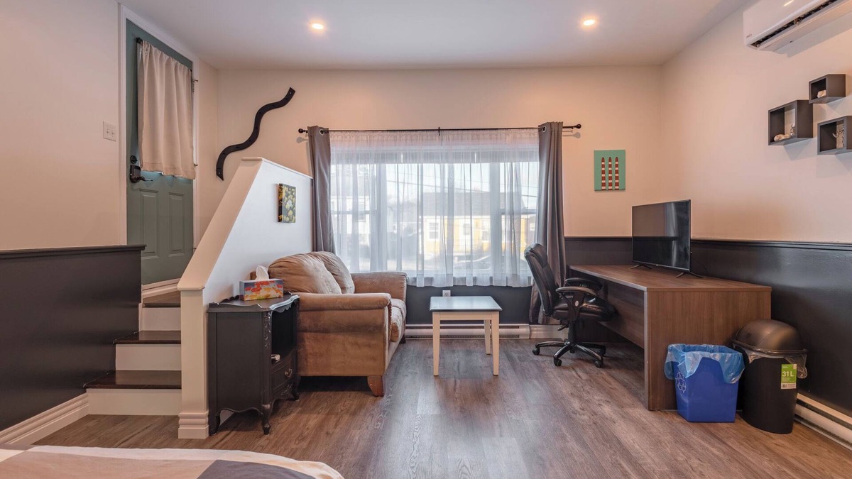 North End House | Between two bridges: a private studio suite