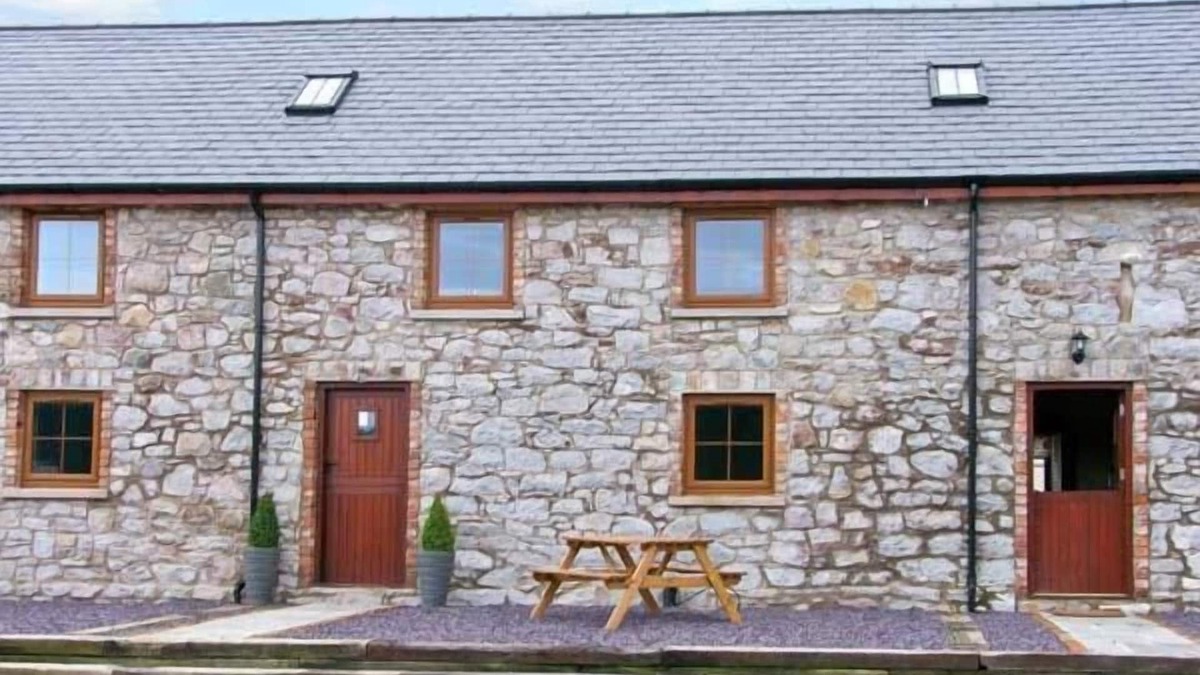 Rhyd-y-foel Cottage | BEUDY BACH, family friendly, with a garden in Abergele