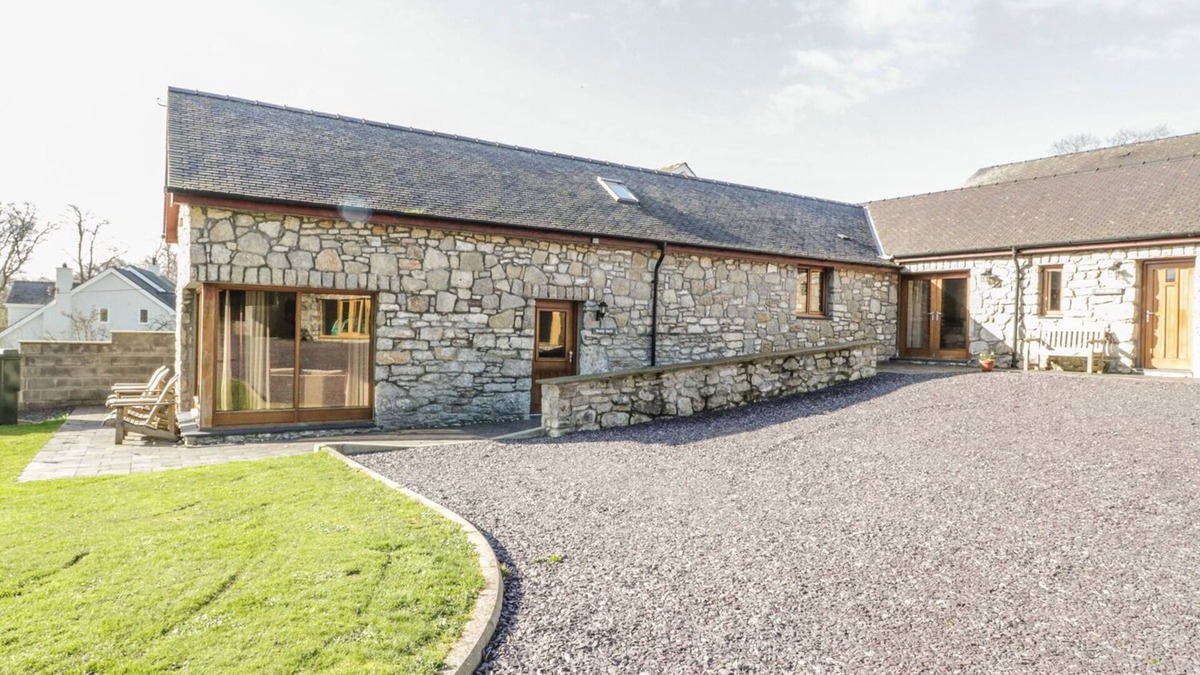 Penmon Cottage | BEUDY BACH, pet friendly, character holiday cottage in Llangoed