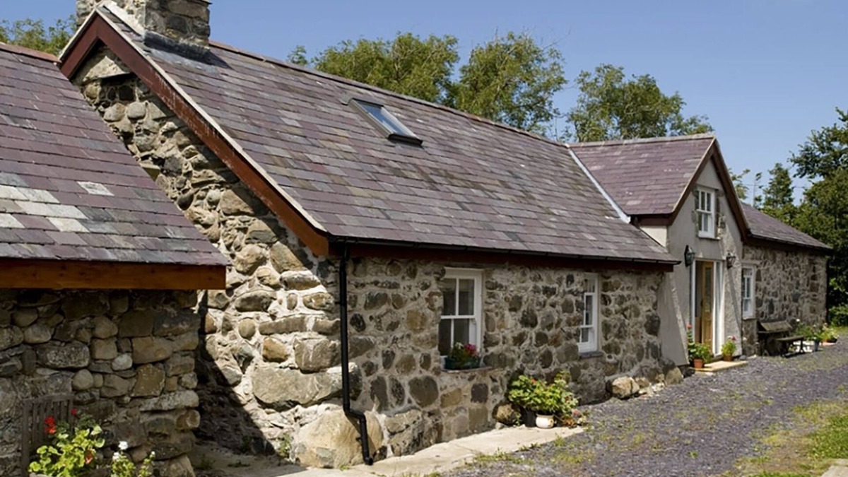 Llandwrog Cottage | BEUDY PENRHOS, romantic, character holiday cottage in Caernarfon