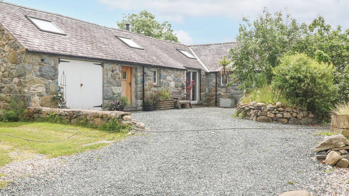 Llandwrog Cottage | BEUDY'R WENNOL, family friendly, luxury holiday cottage in Groeslon