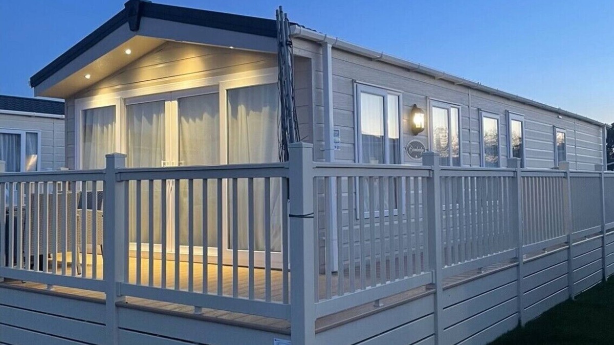 Hopton House | Beutiful Park home . in quiet location on holiday park packed with amenaties