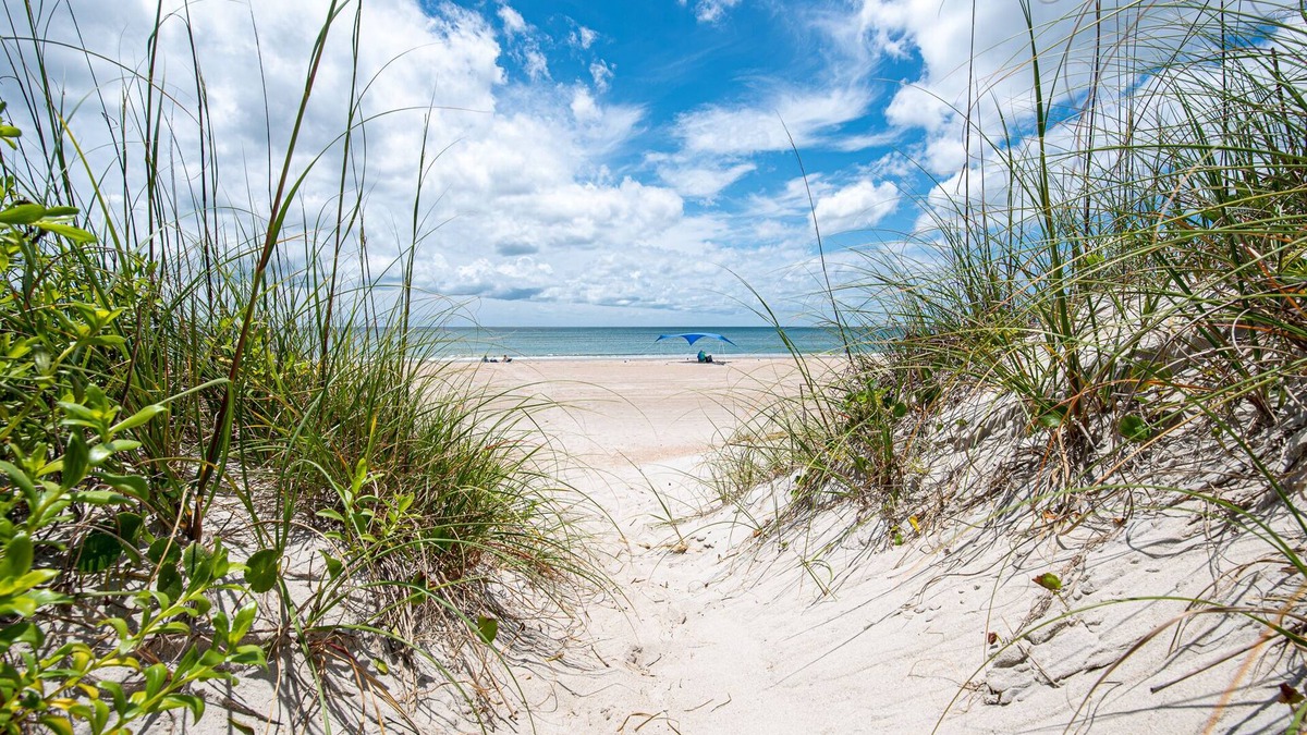 Atlantic Beach Apartment | Bev's Beachfront Bungalow