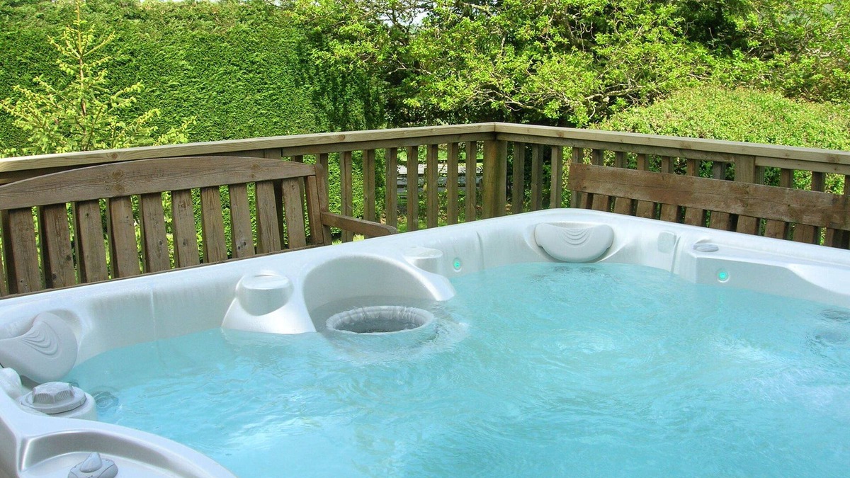 Hundred House House | Bevan House. Detached House With It's Own Private Hot Tub Outside & Free WI FI.