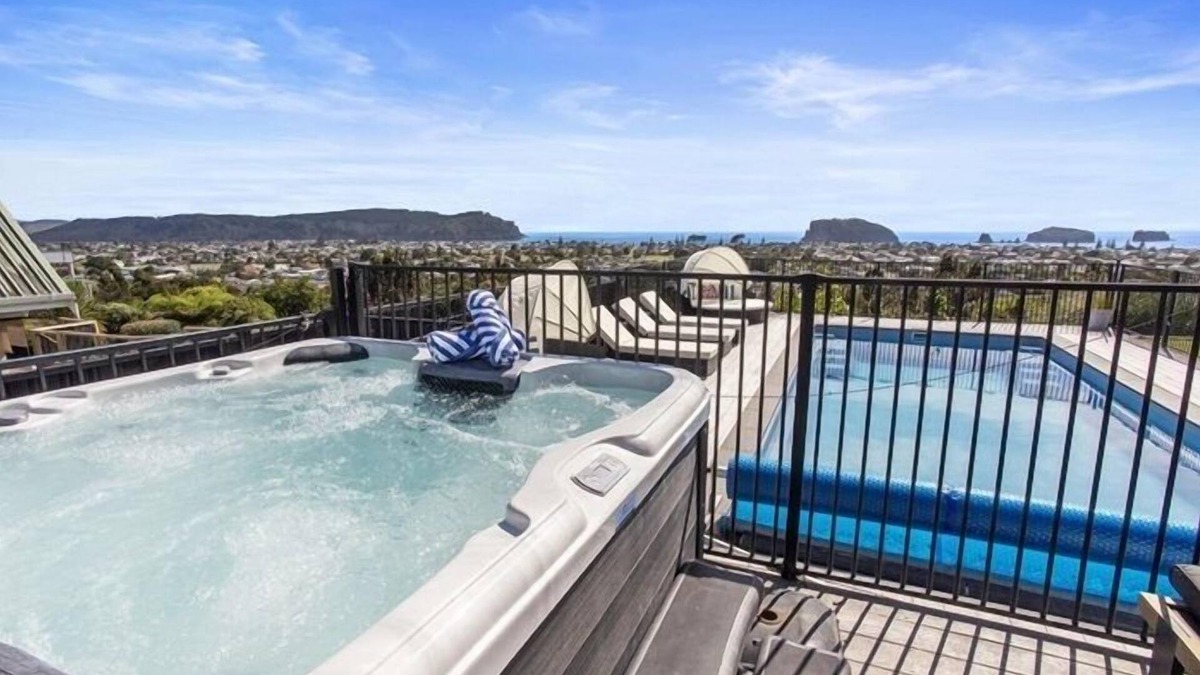 Whangamata House | Beverley Hills Cottage - in Whangamata