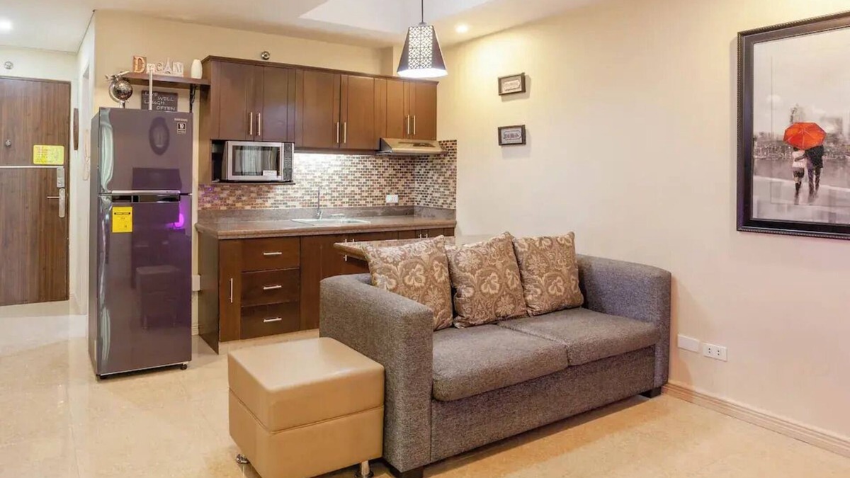 Bel-Air Condo | BGC Central Top Floor 1BR Cozy Condo Amazing Views! Walkable to all Attractions!