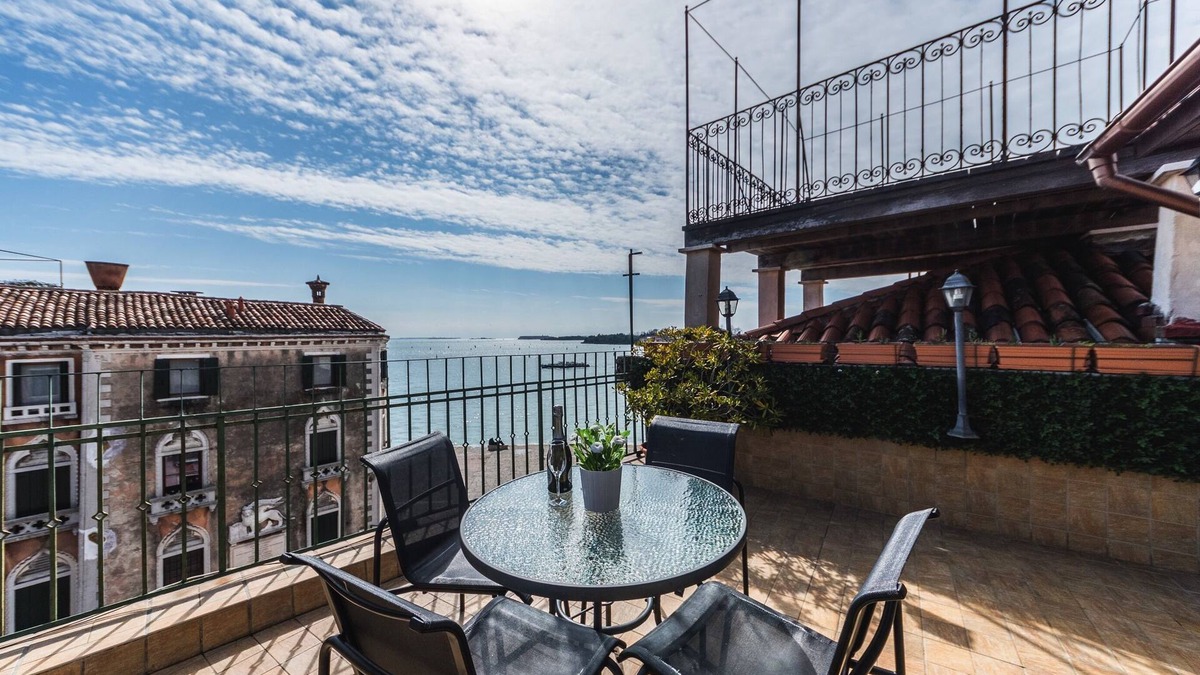 Castello Apartment | BIANCIAL PENTHOUSE WITH SPLENDID TERRACE SOLARIUM OVERVIEW OF THE LAGOON