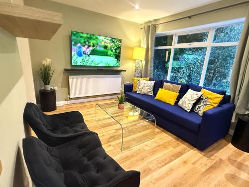 Bicester House | Bicester villa, 5Bedroom, Parking, WiFi, Garden