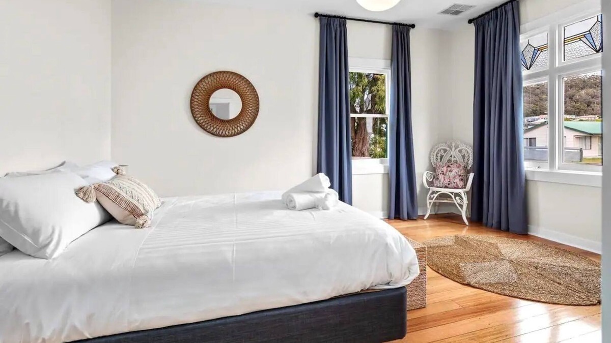 Bicheno Apartment | Bicheno Beach House - Location Location!
