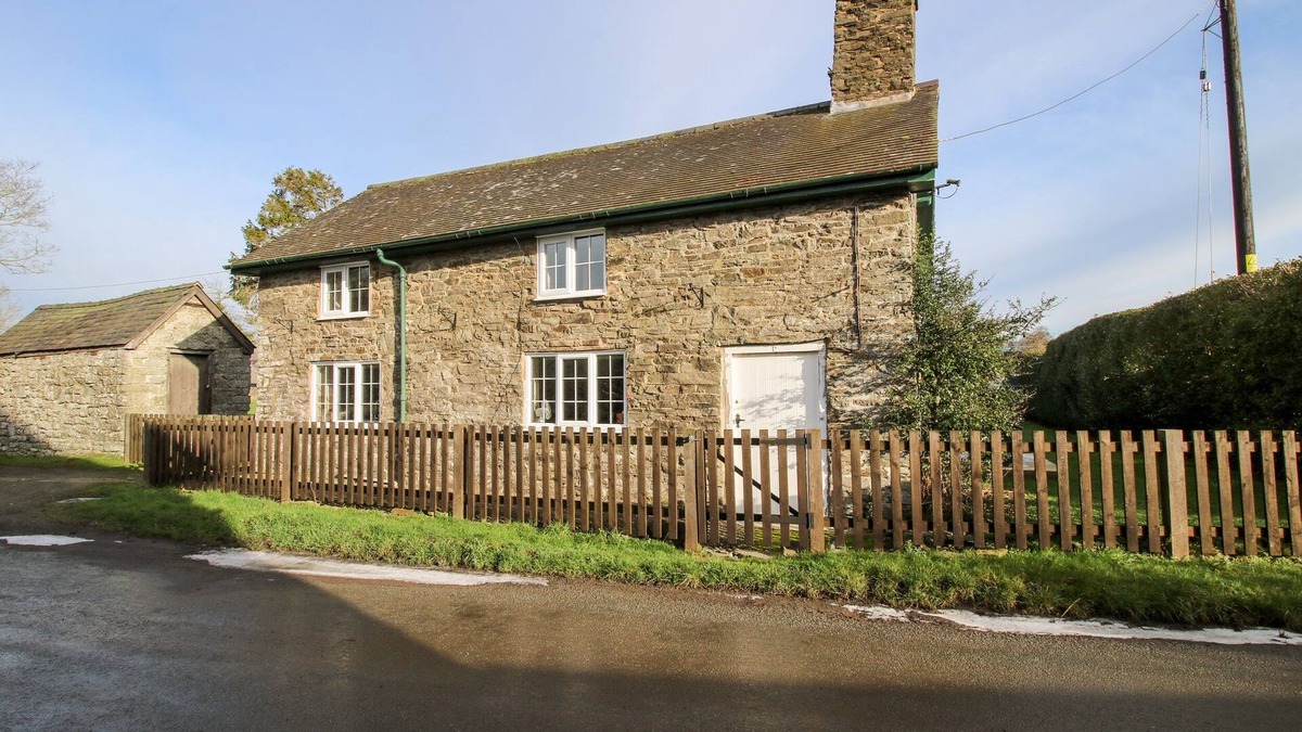 Newcastle-on-Clun Cottage | BICTON COTTAGE, pet friendly, with open fire in Clun
