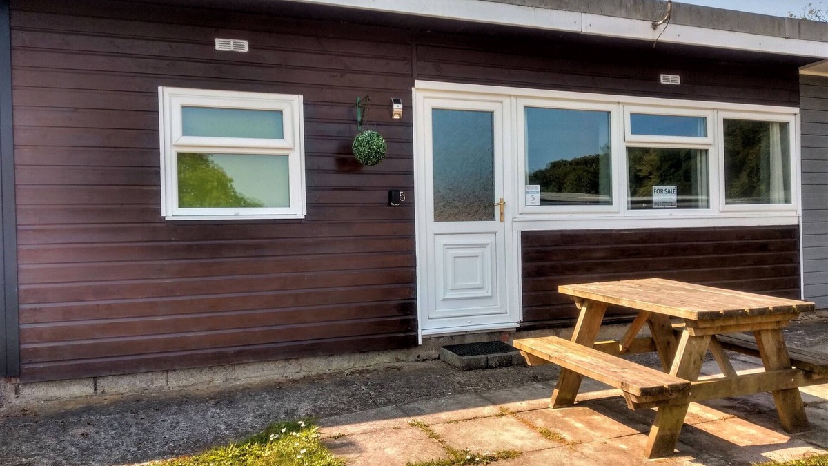 Bucks Cross Ski Chalet | Bideford Bay Buck's Cross Devon chalet own patio on well maintained holiday park