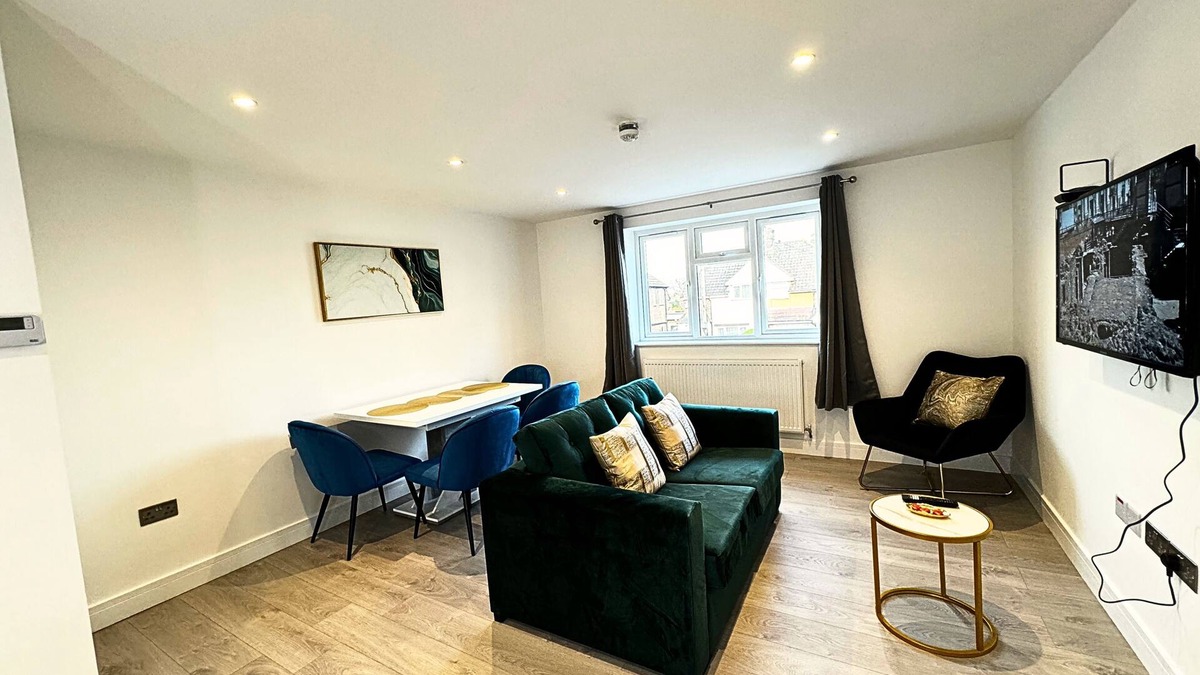Ashford Apartment | Big and Stylish. Flat , EV Charge possible, 5 minute drive to Heathrow airport