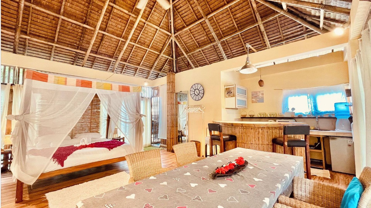 Balabag Villa | Big Bali-Style Studio with Kitchen, 3 Min to Beach