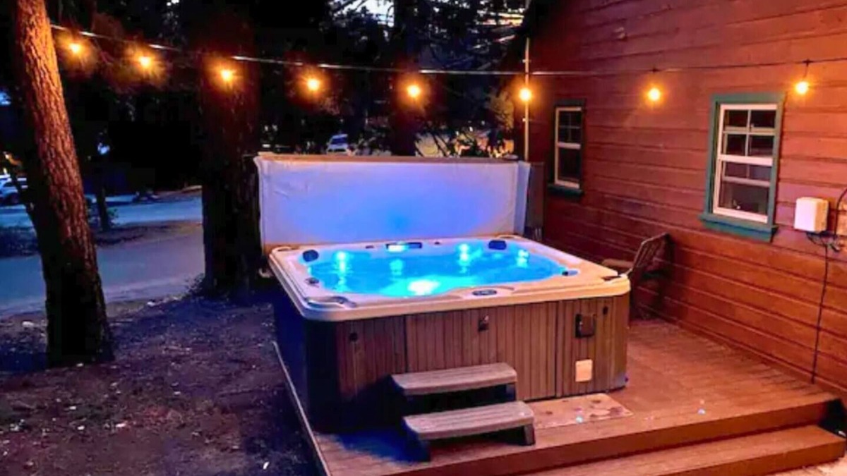 Moonridge House | Big Bear Lake Cabin | Hot Tub | Zoo | Dog Friendly