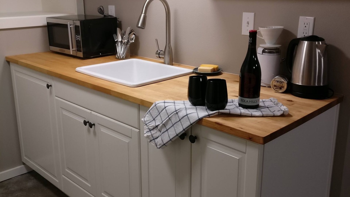 Vernon House | Big, Bright Apartment in Excellent NE Alberta Arts Location