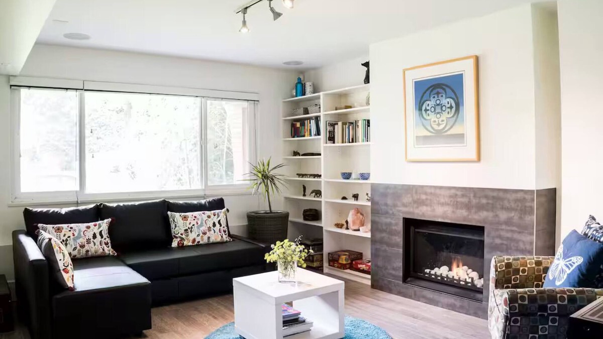 Vancouver South Apartment | BIG BRIGHT BEAUTIFUL Garden Suite off Main Street with Comfy New KING BED