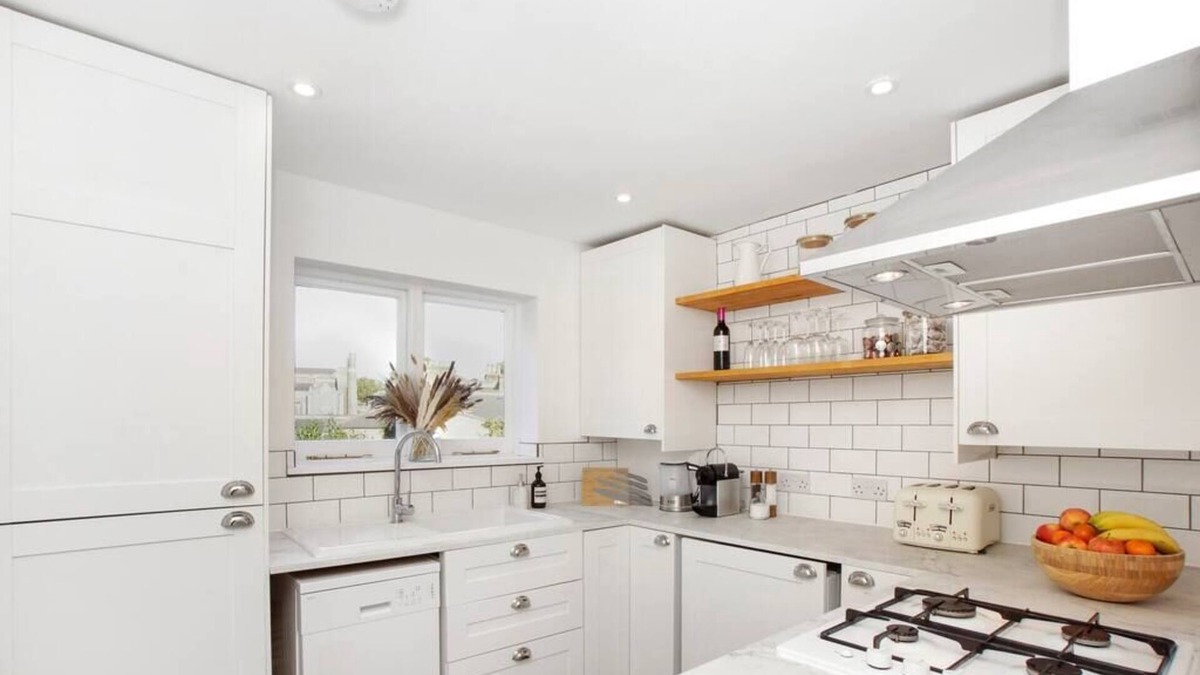 Mile End Apartment | Big, bright & cosy apartment 2 min from Mile End Station, near Victoria Park