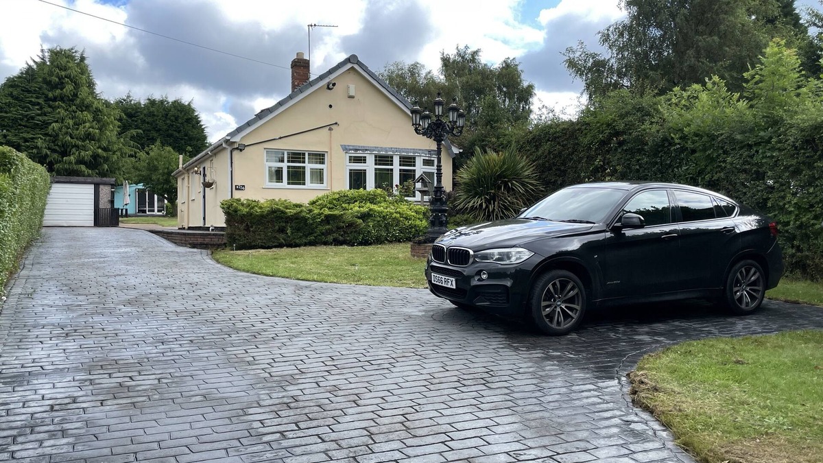 Cannock House | BIG BUNGALOW | SECURED BIG GARDEN | HOT TUB/JACUZZI