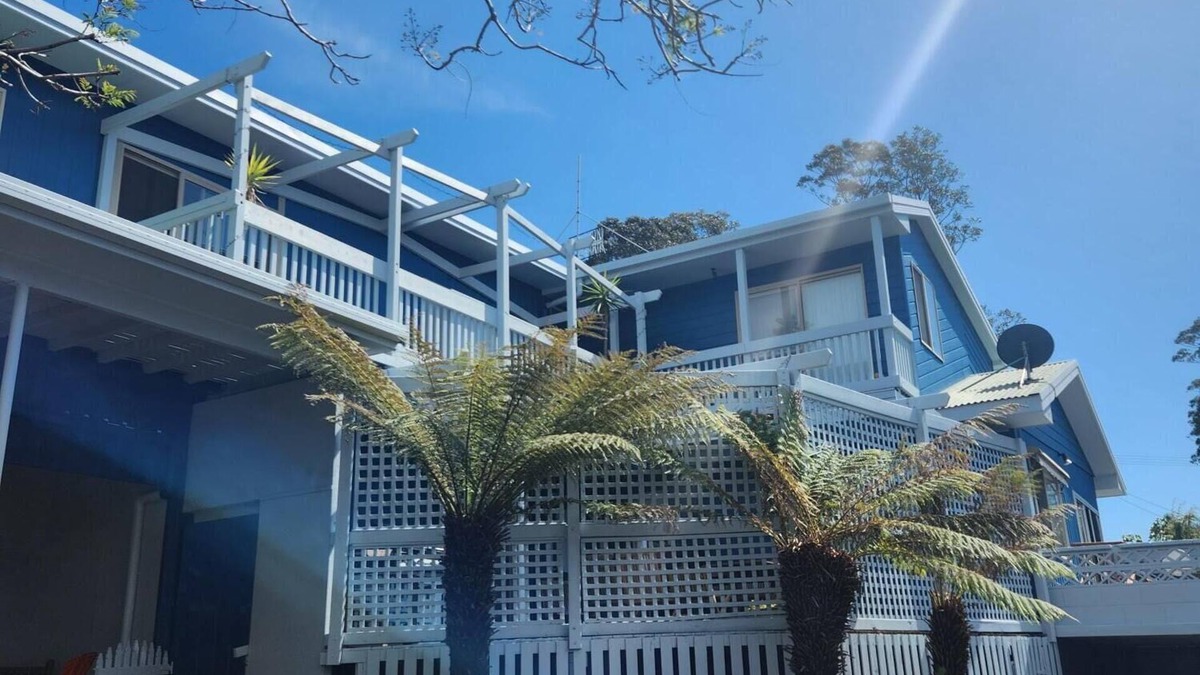 Denhams Beach House | Big comfy family/pet friendly beach house
