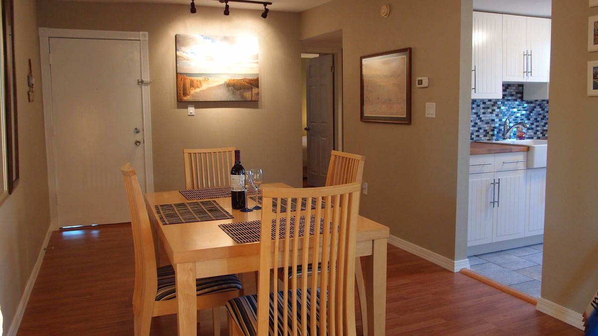 Bayview Condo | Big Discount on great location!