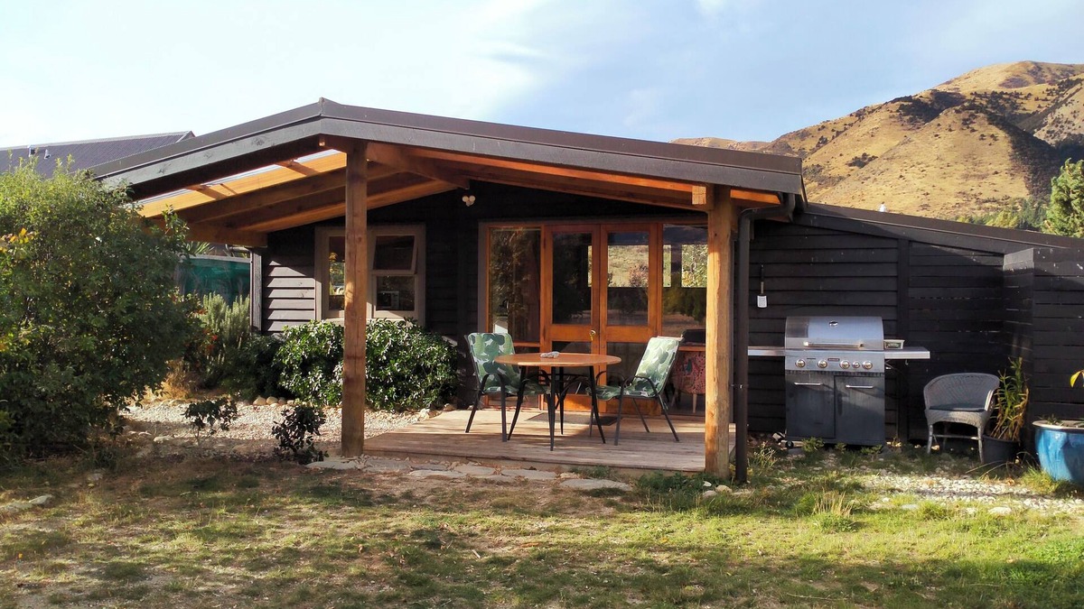 Luggate Cabin | BIG DOGS Homestay
