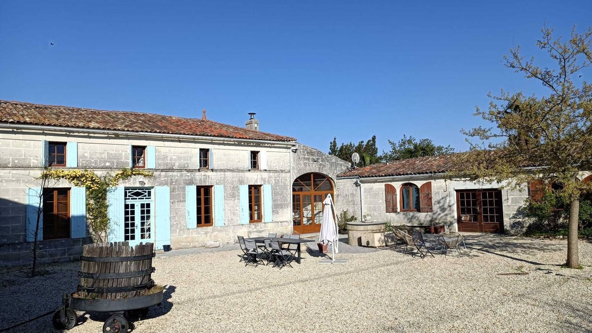 Saint-Dizant-du-Gua House | Big family house with swimming pool
