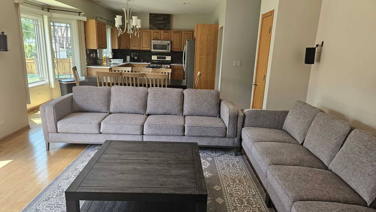 Elmhurst House | Big Family Home with 4 King Beds