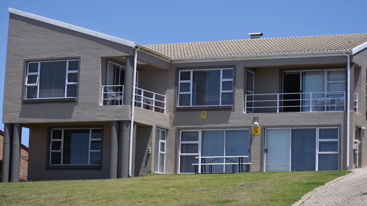 Wavecrest House | Big family modern house to rent in JBay