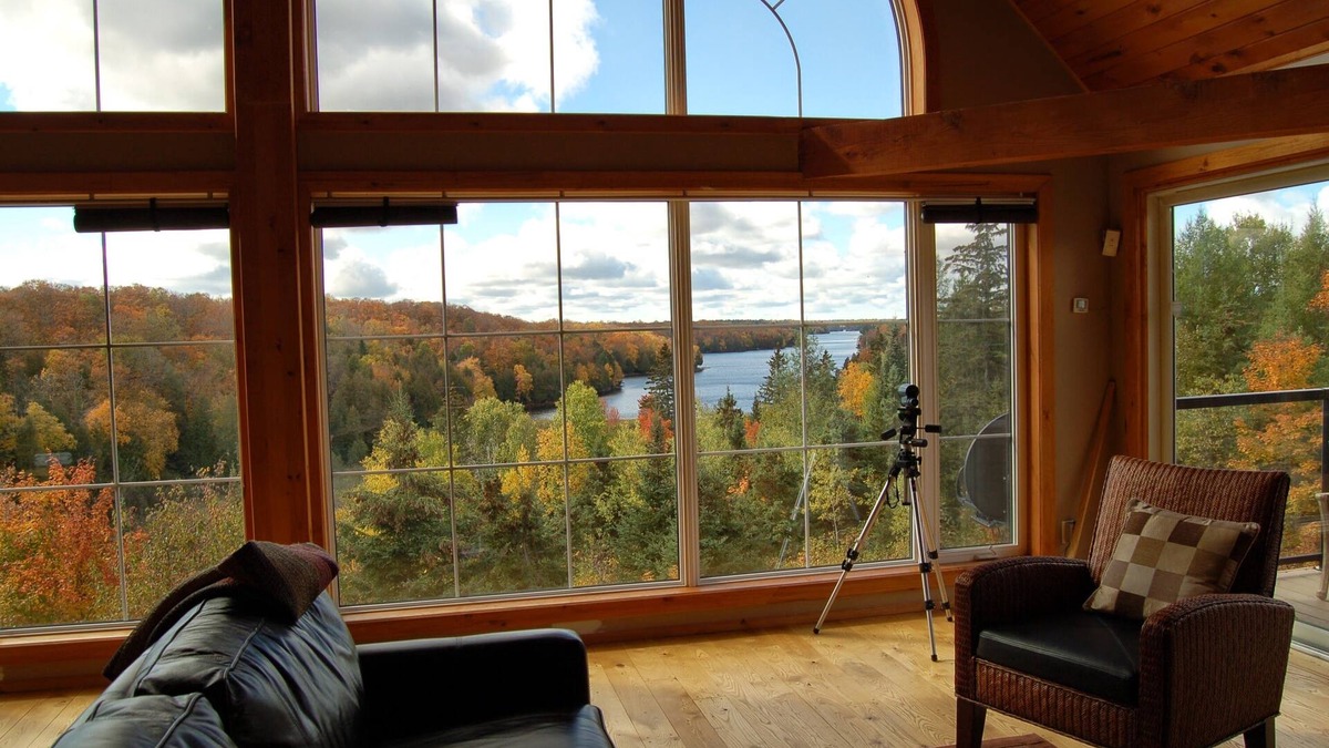 Dunchurch Cottage | BIG Family & Multi-Family Cottage with Incredible View, Hot Tub & Sauna