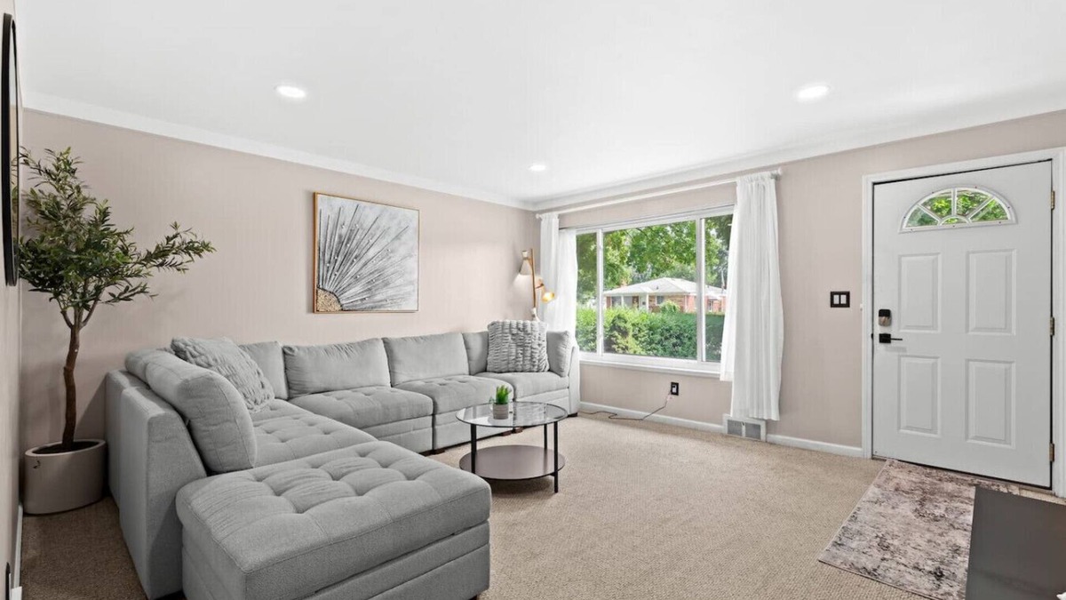 Taylor House | Big Fenced Backyard Sleeps 8 Plus