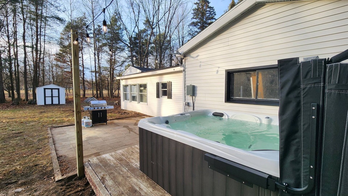 Hart House | BIG Hart Lakehouse Hot Tub 10 miles to Silver Lake