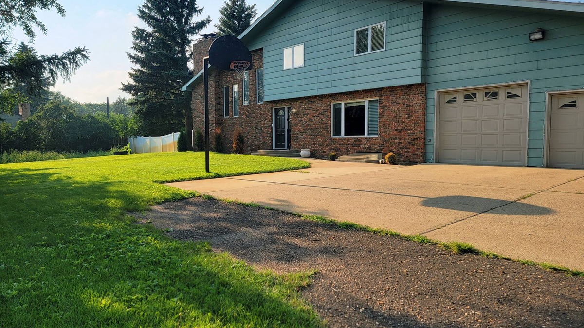 Dickinson House | Big house, big yard in the middle of Dickinson. Very private and peaceful.